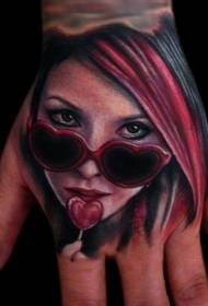 Mão de volta cor mulher retrato tatuagem padrão