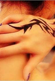 Szép szexi lány kezét gyönyörű tetoválás mintás képet