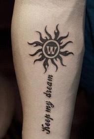 Immagini del tatuaggio del sole e del braccio della fede e della personalità