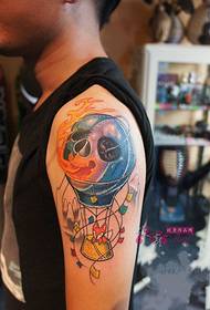 Tatuaje de bola de raposo con globo creativo de aire quente