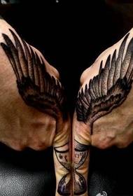 Een hand terug vleugel zandloper tattoo patroon foto