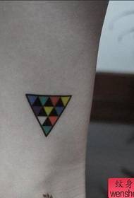 U ritrattu di mostra di u tatuatu hà cunsigliatu un mudellu di tatuu di triangulu di culori di polso