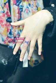 Jolie image de tatouage de doigt d'arc