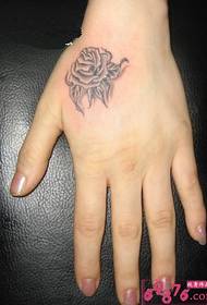 Witte tedere hand terug rose tattoo foto