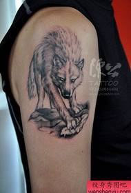 un modello del tatuaggio del lupo del braccio grande