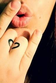 Na 90 mooie vrouwenvingers prachtige hartvormige tattoo-afbeelding