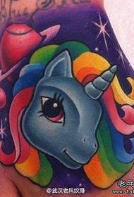 Modello tatuaggio unicorno colorato a mano