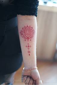 Madinga mažos rankos raudonos vanilės tatuiruotės nuotrauka
