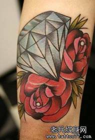 un patrón de tatuaje de rosa de diamantes