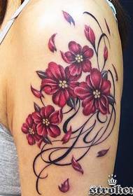 Blom tatoeëringpatroonfoto op die groot arm van die meisie