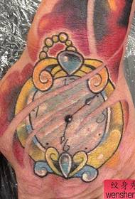 egy kézzel színes ébresztőóra tetoválás mintát