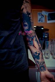 Imatge de tatuatge de braç de flor creatiu de color negre gris