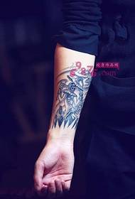 Kreativ arm fugleskræmsel tatoveringsbillede