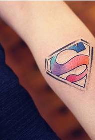 Immagine del modello del tatuaggio del logo del superman di colore del braccio