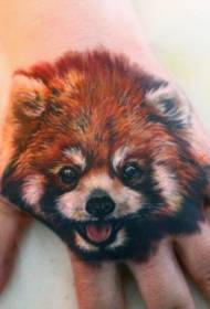 Mano hacia atrás patrón de tatuaje de retrato de mapache de estilo realista
