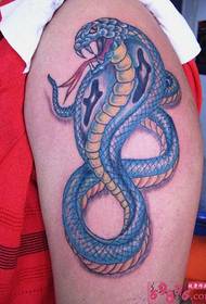 Imagen de patrón de tatuaje de tótem de serpiente mordiendo el brazo