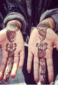 Bella mano palma bellissimo fiore fiore tatuaggio immagine