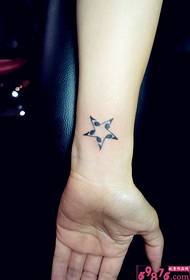 Fresh foto e tatuazheve të doreve të vogël të yjeve