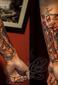 Espectáculo de tatuajes, recomiende un tatuaje de naipe en el brazo