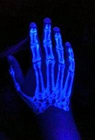 Tatuaggio fluorescente sul dorso della mano