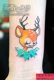 Mielas ir mielas tauriųjų elnių tatuiruotės raštas ant riešo