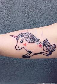 Dzanja loyenerera ma tattoo okongola komanso achikhalidwe cha unicorn