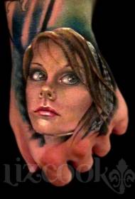 Ręka z powrotem realistyczny styl kolorowy wzór twarzy tatuaż kobiety