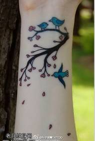 Picculu ritrattu di tatuaggi di polzu