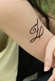 सुंदर मुलीचा हात सुंदर दिसत ग्राफिक टॅटू चित्र