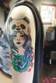 Kūrybingas pandos moteriškos gėlių rankos tatuiruotės paveikslėlis