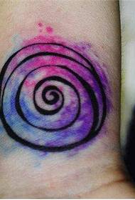 Riešo spalvos spiralinė tatuiruotė