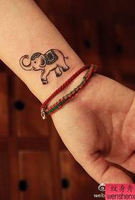 一幅女人手腕小象纹身图案