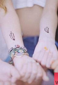 Piccoli tatuaggi di piume a mano fresche