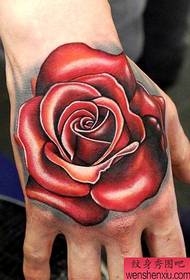Un tatuaje de rosa súper estéreo en el dorso de la mano
