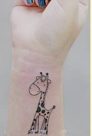Kaunis rannekaunis kirahvi-tatuointikuvio nauttia kuvista