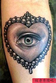 Il tatuaggio del capo raccomanda un lavoro del tatuaggio dell'occhio dell'amore