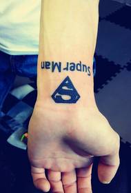 Immagine del tatuaggio con motivo logo Superman sul polso