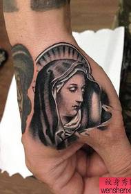 një dorë e tatuazheve të Virgjëreshës Mari