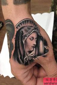 una mano dei tatuaggi della Vergine Maria