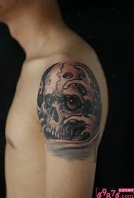 Imagen creativa del tatuaje del cráneo del hombro del bolso