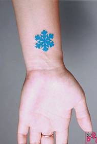 Immagine di tatuaggio polso fiocco di neve blu fresco