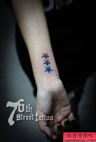 E braccia chjuche di e donne, belli è belli mudelli di tatuaggi di stella di cinque punti