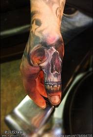 Красочный злой череп татуировки