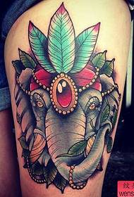 et tatoveringsmønster på låret elefant