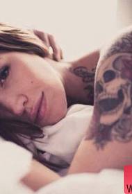 Il modello del tatuaggio del cranio del braccio è condiviso da Tattoo Show