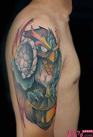 Imatge de tatuatge dominant de mussol armat gran