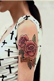 Moteriškos rankos gražus spalvotas rožių tatuiruotės modelio paveikslėlis