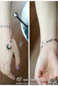 Gadis pergelangan tangan satu pola huruf gelang tato
