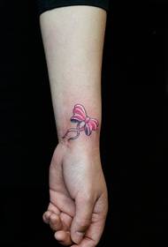 Foto di tatuaggio da polso con fiocco rosa