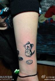 Patrón de tatuaje de gatito de dibujos animados de muñeca